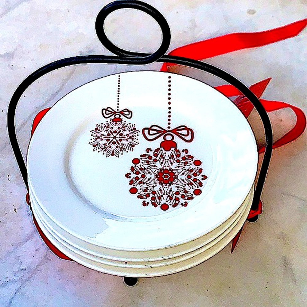 CIROA “SNOWFLAKE ORNAMENTS” SET OF 4 APPETIZER PLATES NWT RED SIMPLE SERVE